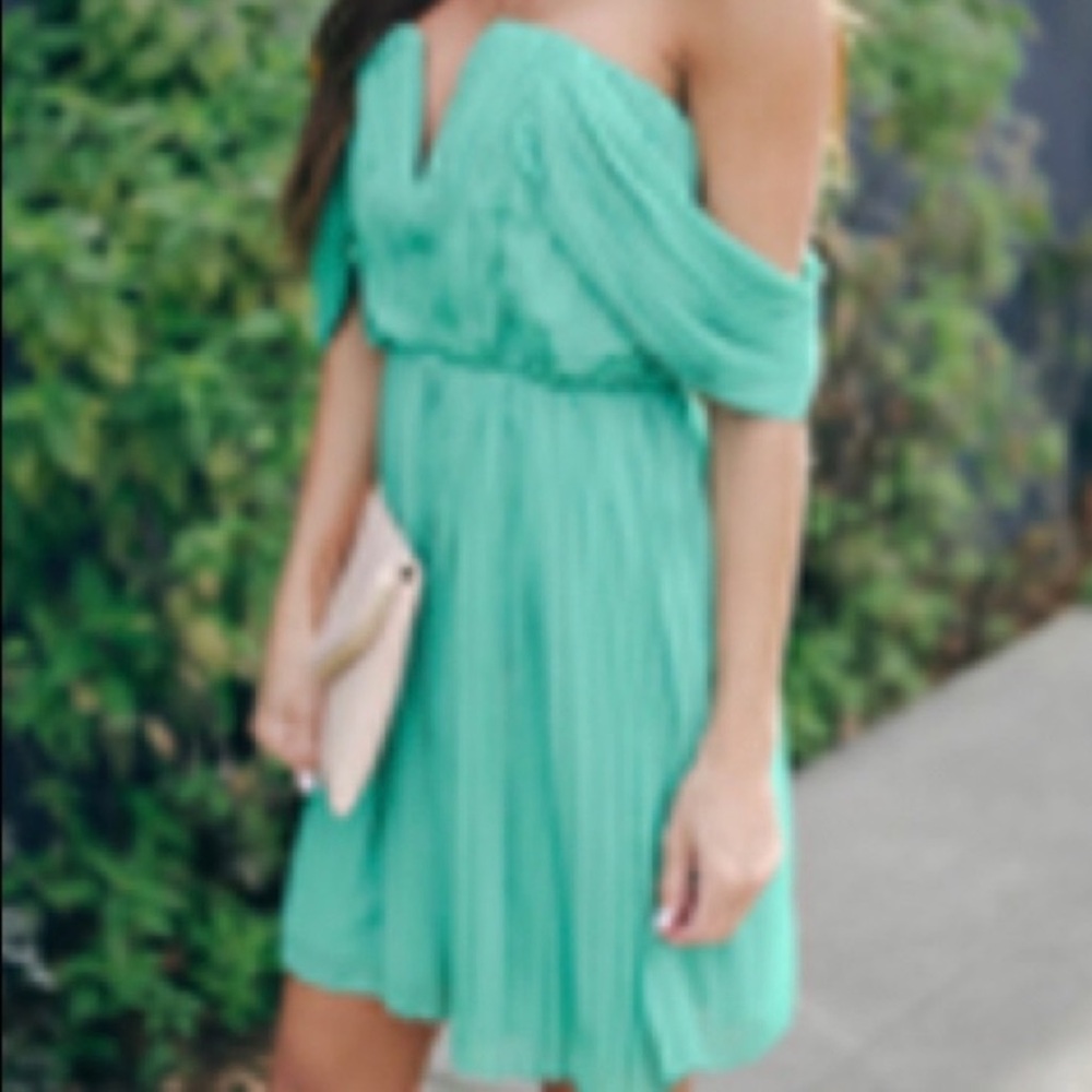 Prom Queen Off The Shoulder Pleated Dress - Kelly Green